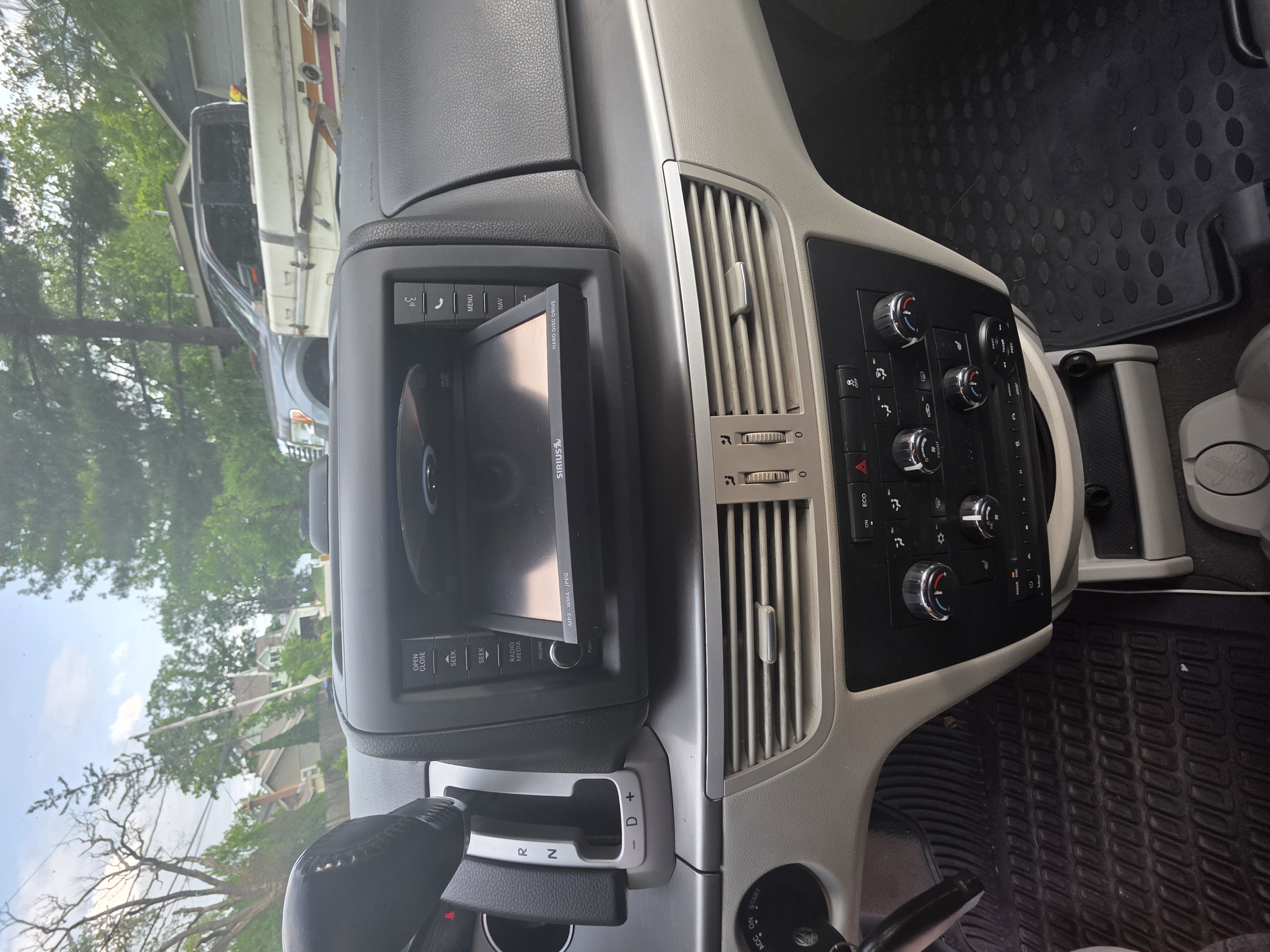 Used 2012 Volkswagen Routan SE FWD image 16