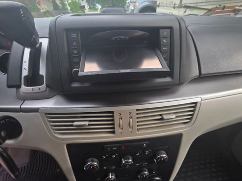 Used 2012 Volkswagen Routan SE image 16