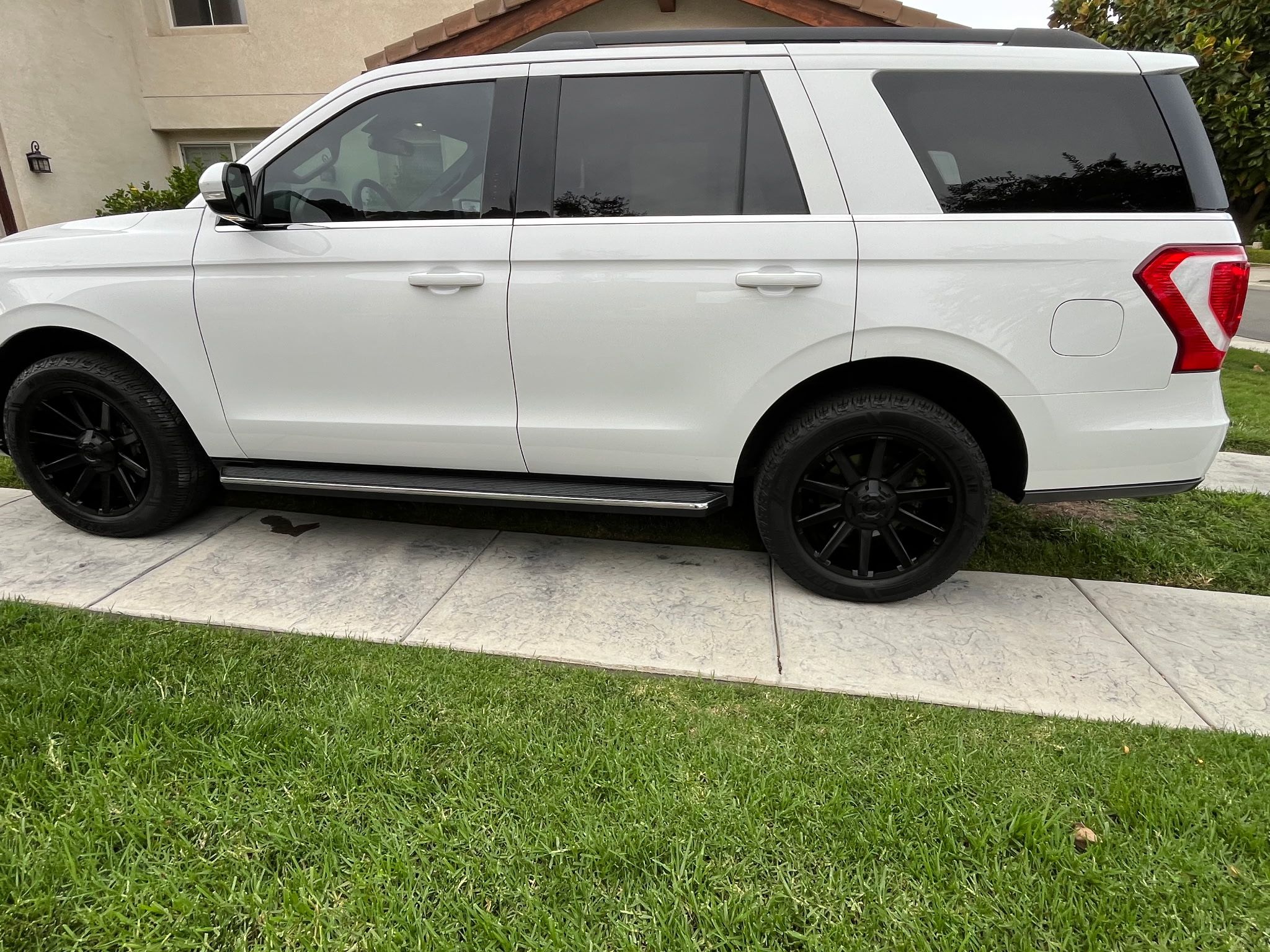 Used 2018 Ford Expedition XLT w/ Equipment Group 202A RWD image 4