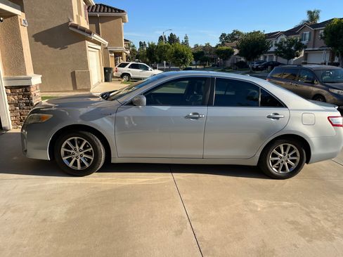 Used 2011 Toyota Camry Hybrid Sedan 4D image 12