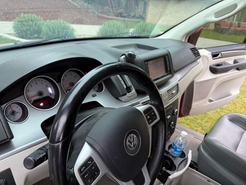 Used 2014 Volkswagen Routan SE image 17