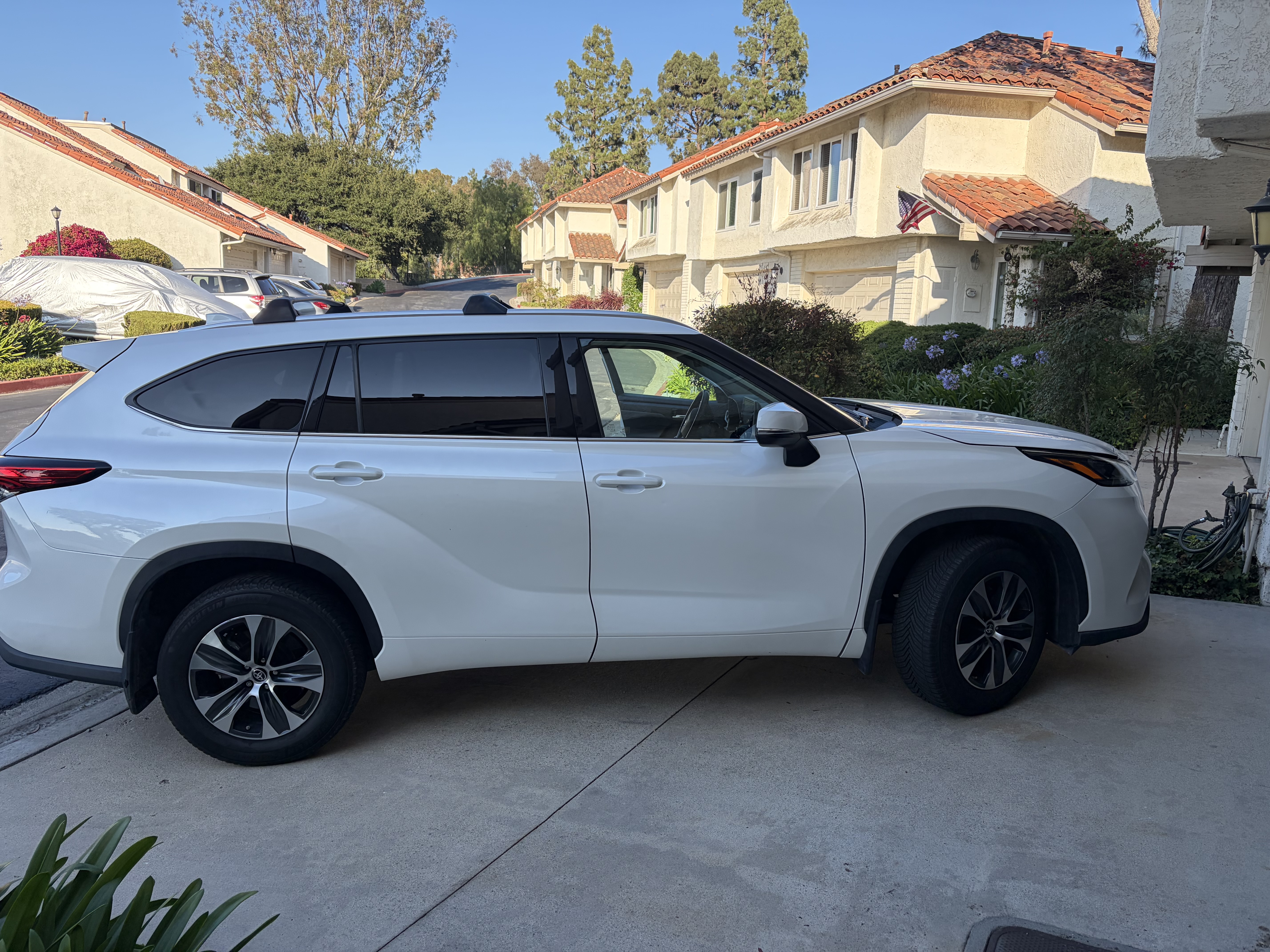 Used 2020 Toyota Highlander XLE AWD/4WD image 1