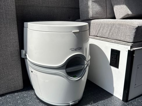 Used 2016 Mercedes-Benz Sprinter 2500 image 21