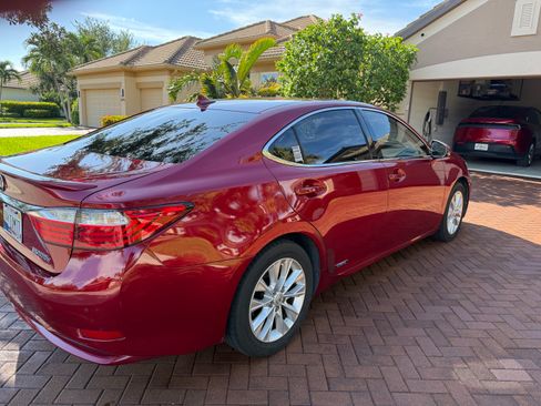 Used 2013 Lexus ES 300h w/ Luxury Pkg FWD image 4