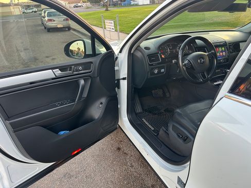 Used 2014 Volkswagen Touareg Sport image 10