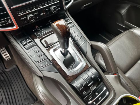 Used 2015 Porsche Cayenne Turbo w/ Premium Plus Package AWD/4WD image 20