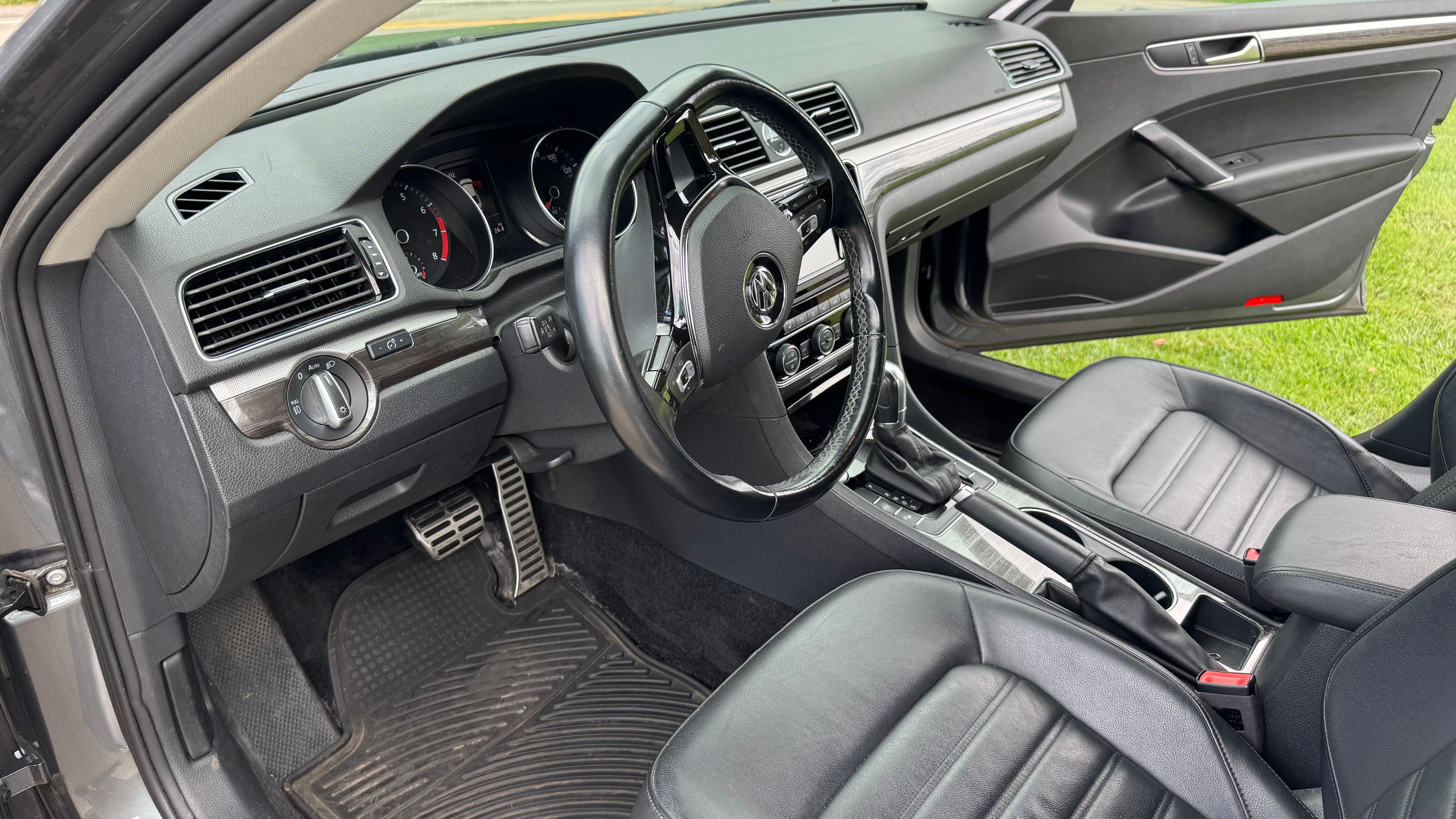 Used 2017 Volkswagen Passat 3.6 SEL Premium FWD image 6