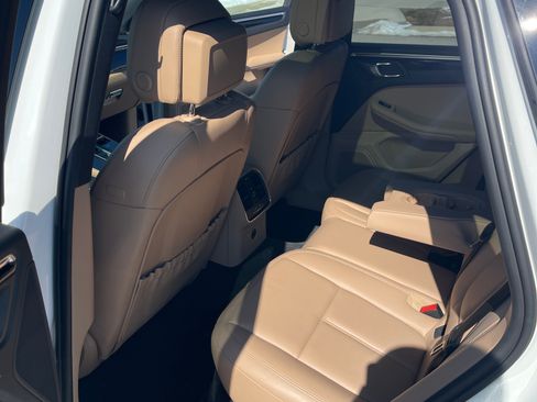 Used 2023 Porsche Macan Turbo image 9