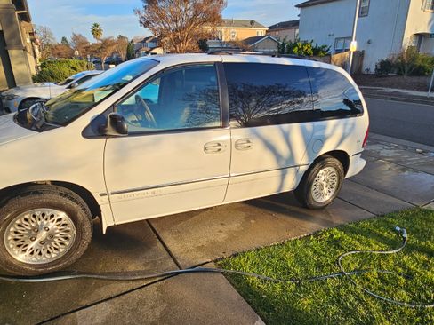 Used 1996 Chrysler Town & Country LX image 2
