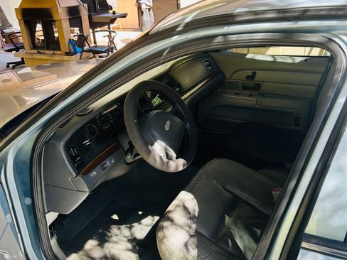 Used 2004 Ford Crown Victoria LX image 8