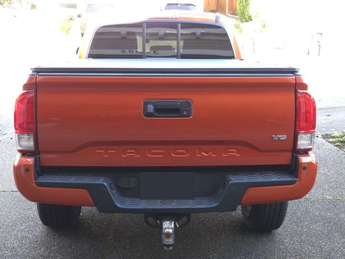 Used 2016 Toyota Tacoma TRD Sport image 4