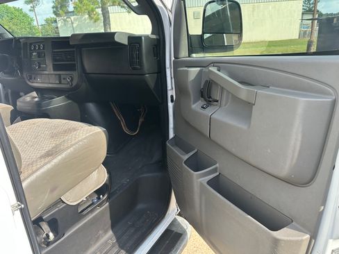 Used 2017 GMC Savana 2500 image 15