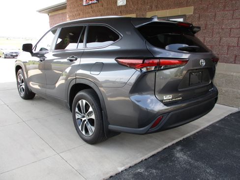 Used 2025 Toyota Highlander XLE AWD/4WD image 4