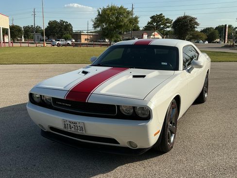 Used 2012 Dodge Challenger SXT image 1