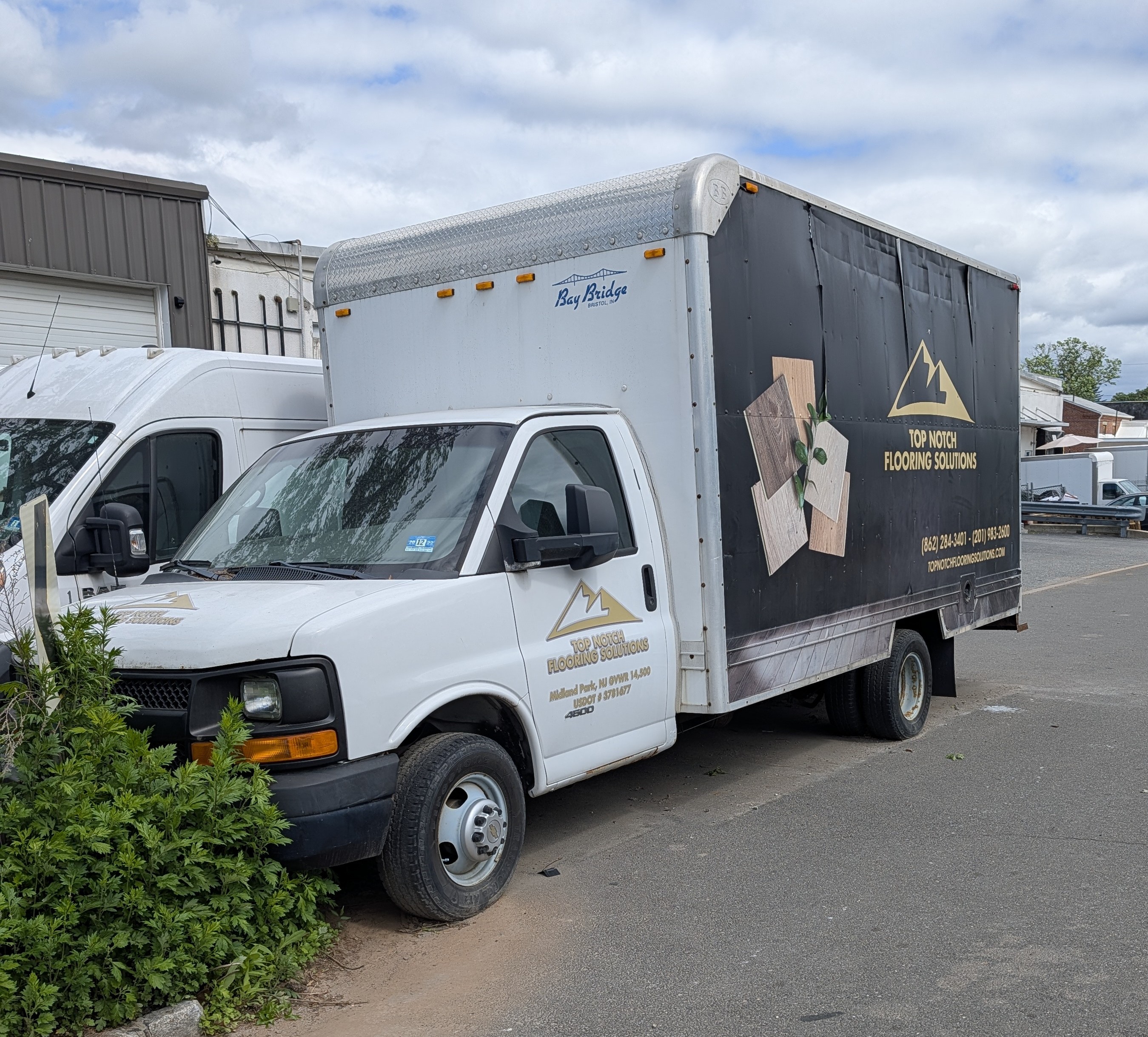 Used 2014 Chevrolet Express 4500 RWD image 4