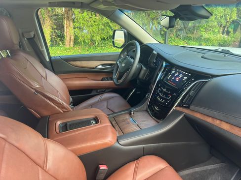 Used 2017 Cadillac Escalade ESV Luxury image 16
