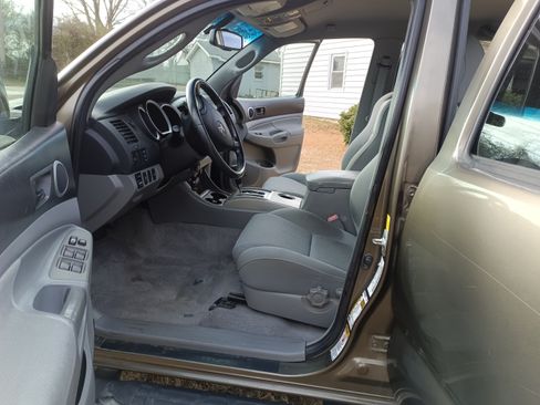 Used 2011 Toyota Tacoma 4x4 Double Cab image 2
