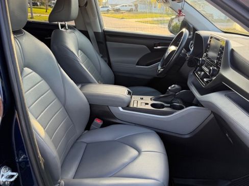 Used 2021 Toyota Highlander XLE FWD image 17