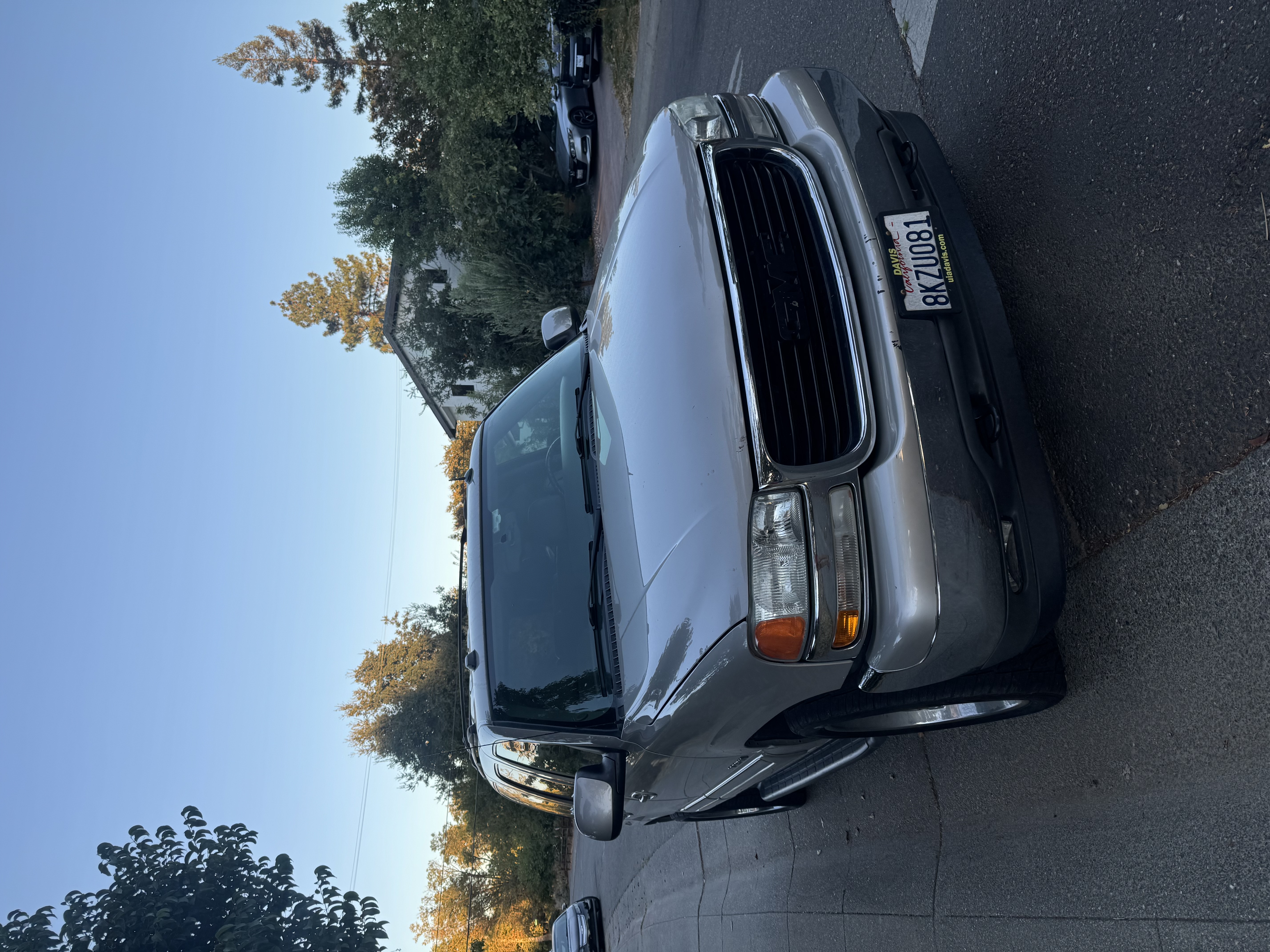 Used 2005 GMC Yukon SLT w/ SLT Preferred Equipment Group AWD/4WD image 2