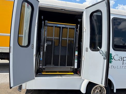 Used 2014 Ford E-350 and Econoline 350 Super Duty image 4