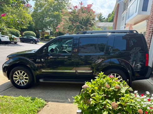 Used 2011 Nissan Pathfinder LE w/ Navigation Pkg AWD/4WD image 5