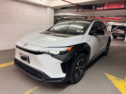 Used 2025 Toyota bZ4X FWD image 2