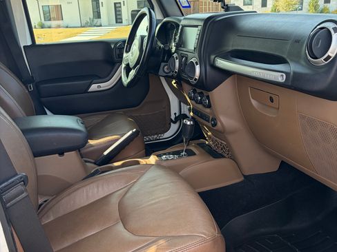 Used 2017 Jeep Wrangler Unlimited Sahara w/ Max Tow Package image 13