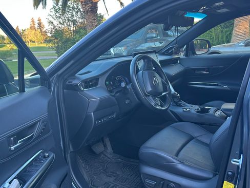 Used 2022 Toyota Venza Limited image 5