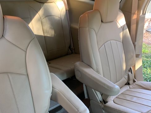 Used 2010 Buick Enclave CXL image 19