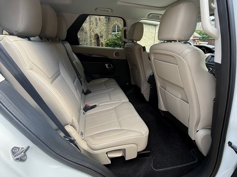 Used 2020 Land Rover Discovery SE AWD/4WD image 12