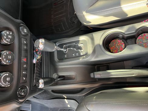 Used 2017 Jeep Wrangler Unlimited Rubicon w/ Connectivity Group image 16