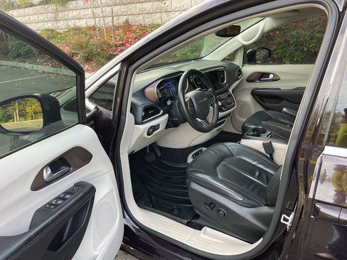 Used 2018 Chrysler Pacifica Touring-L Plus w/ Advanced Safetytec Group image 11