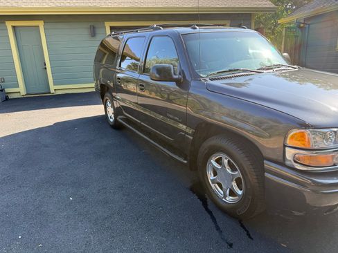 Used 2003 GMC Yukon XL Denali image 2