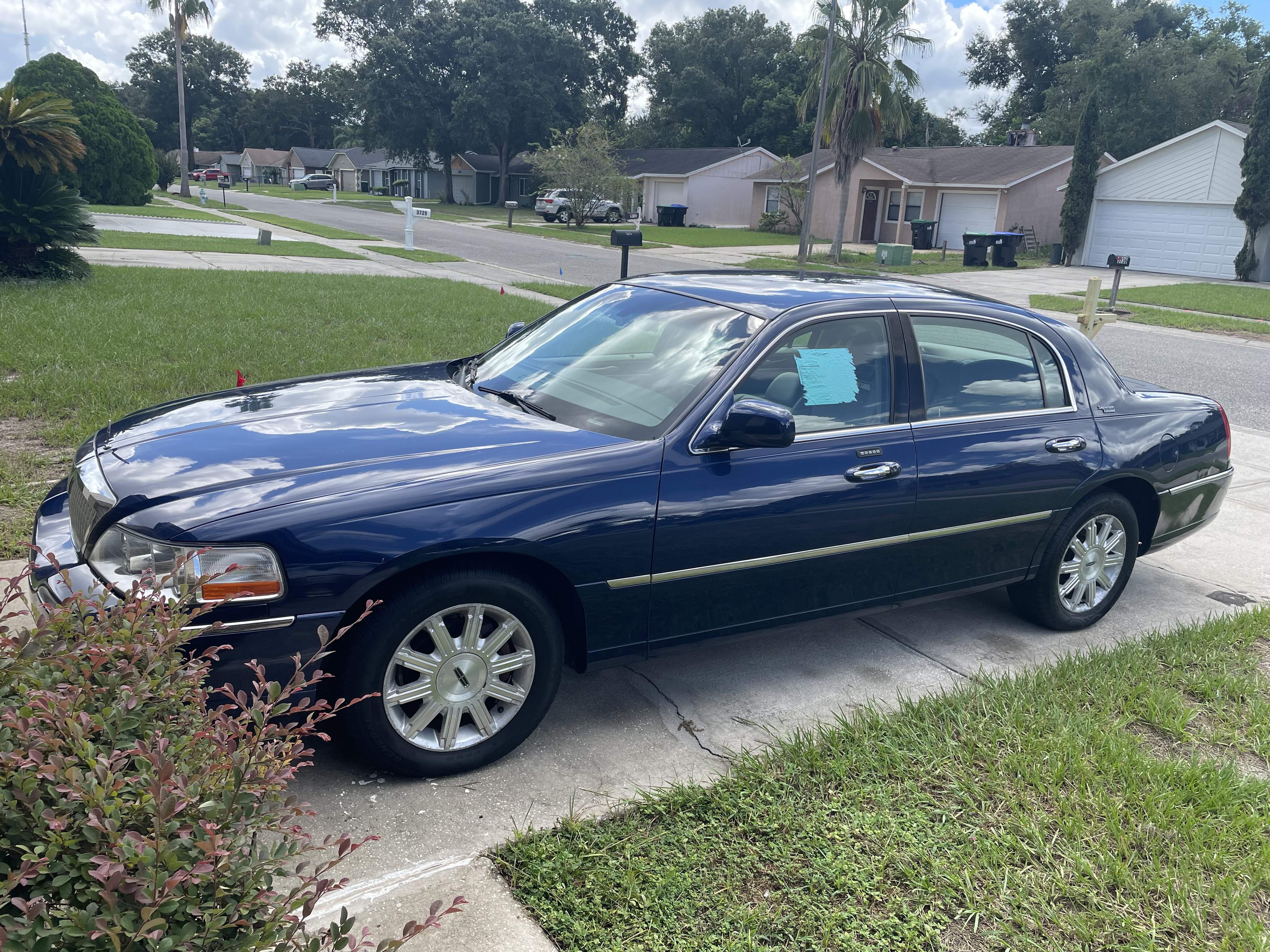 Used 2009 Lincoln Town Car Signature Limited RWD image 1