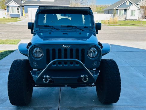 Used 2015 Jeep Wrangler Unlimited Rubicon w/ Connectivity Group AWD/4WD image 2