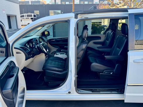 Used 2016 Chrysler Town & Country Touring image 12