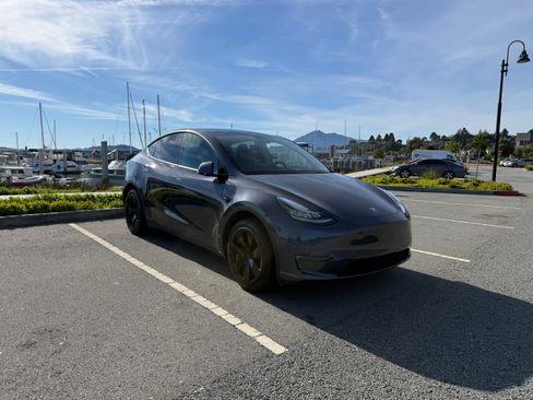 Used 2022 Tesla Model Y Long Range image 1
