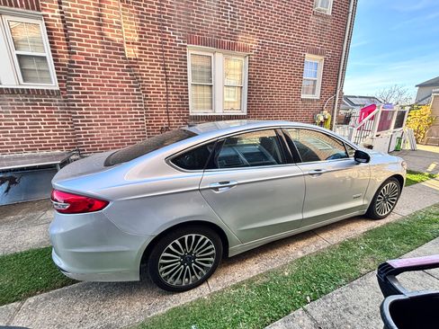 Used 2017 Ford Fusion Energi SE image 5