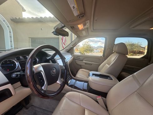 Used 2013 Cadillac Escalade Premium image 6