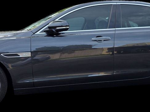 Used 2022 Jaguar XF SE image 5