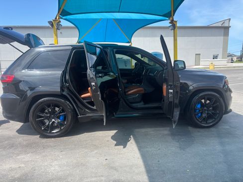 Used 2015 Jeep Grand Cherokee SRT w/ Luxury Group II AWD/4WD image 4