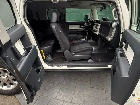 Used 2011 Toyota FJ Cruiser 4WD w/ Upgrade Pkg image 14