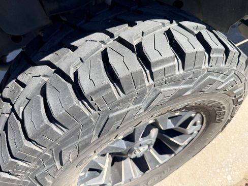 Used 2018 Jeep Wrangler Unlimited Sahara w/ Connectivity Group image 9