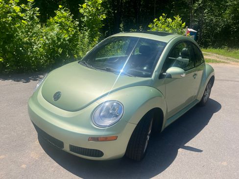 Used 2008 Volkswagen Beetle S FWD image 1