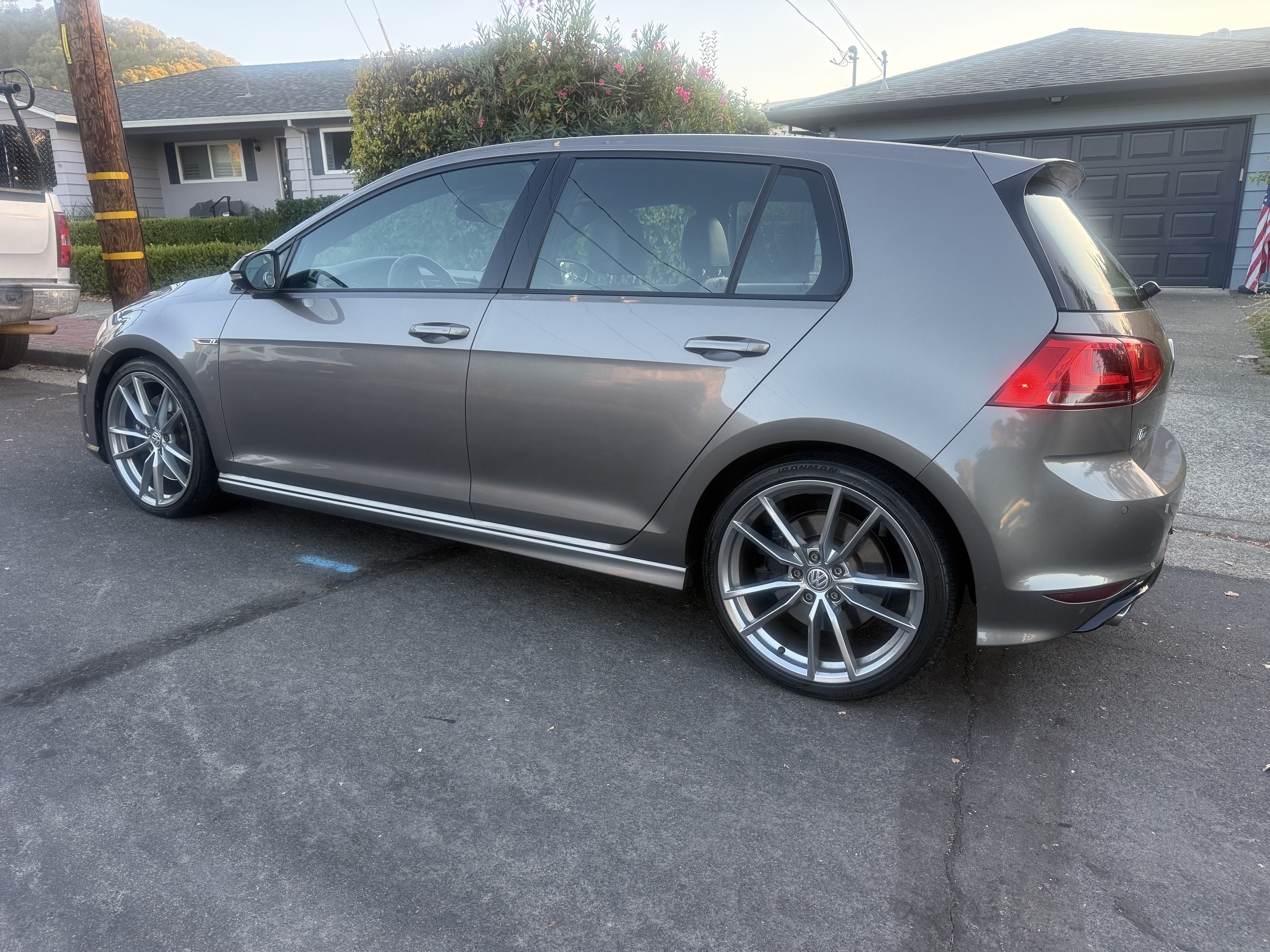 Used 2017 Volkswagen Golf 4-Door AWD/4WD image 2
