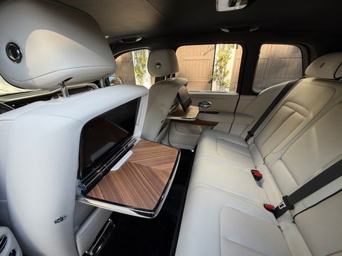 Used 2023 Rolls-Royce Cullinan w/ Cullinan Package image 13