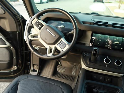 Used 2023 Land Rover Defender 90 SE image 25