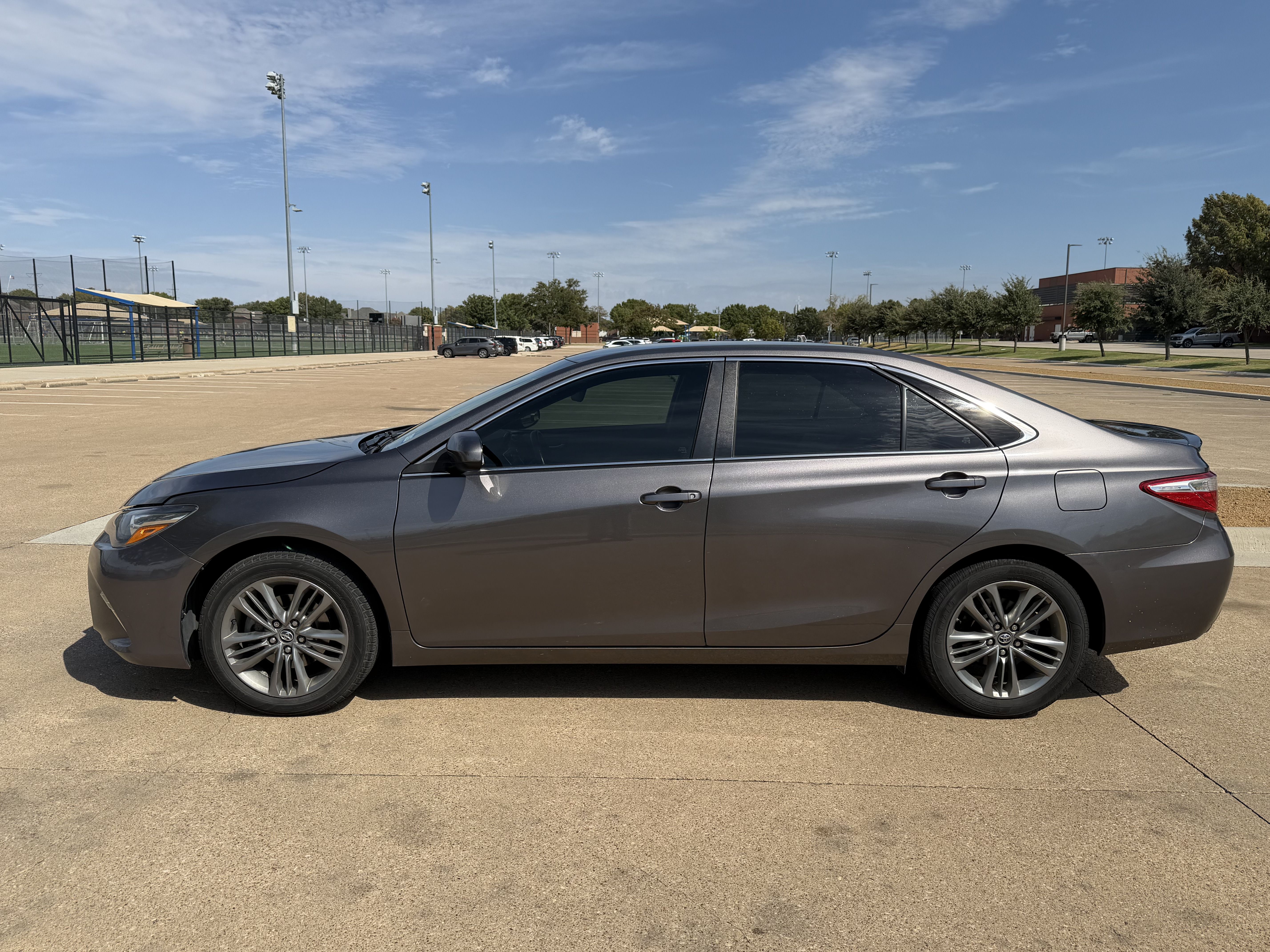 Used 2017 Toyota Camry SE FWD image 1