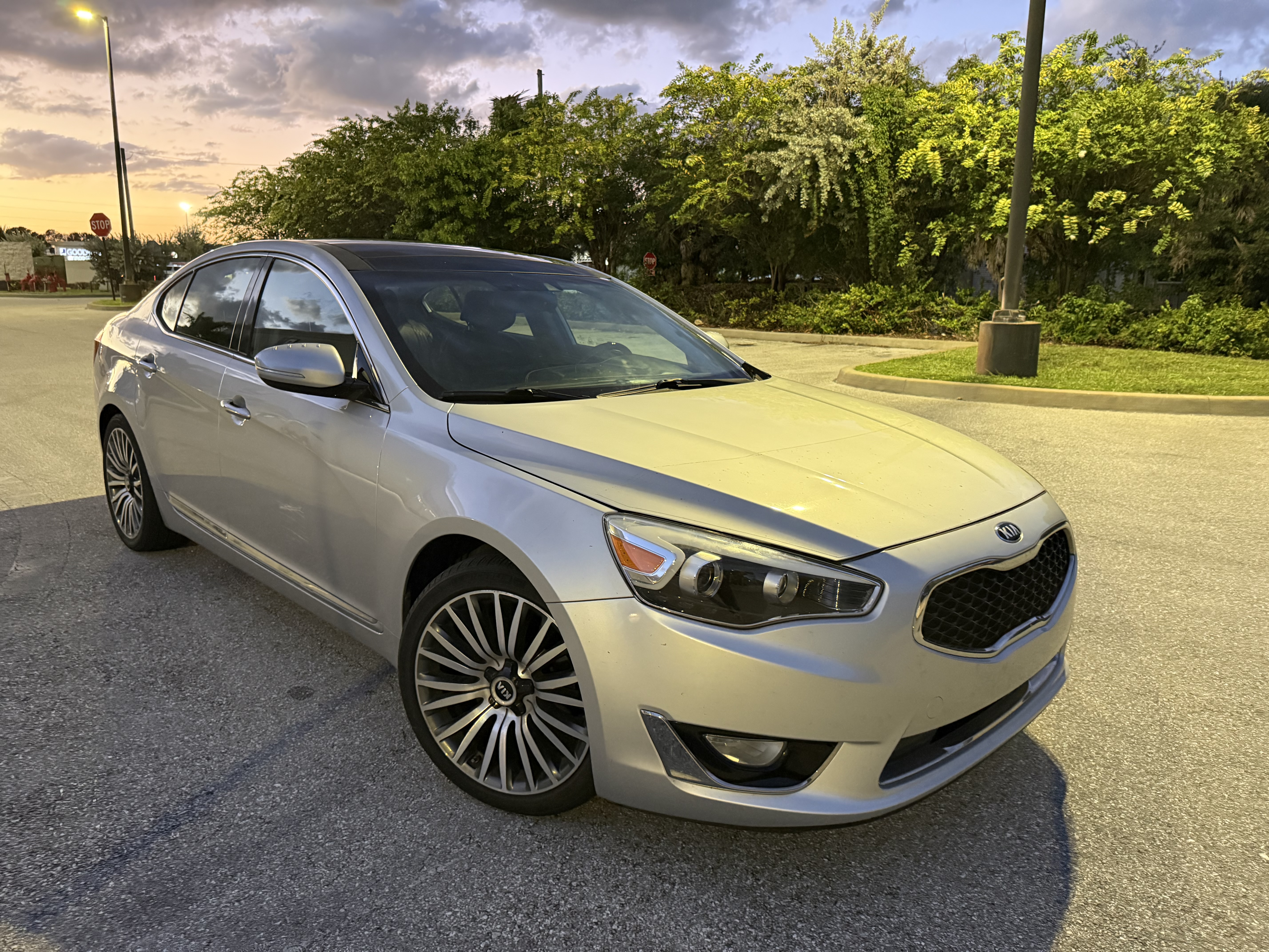 Used 2016 Kia Cadenza Premium w/ Luxury Plus Package FWD image 1