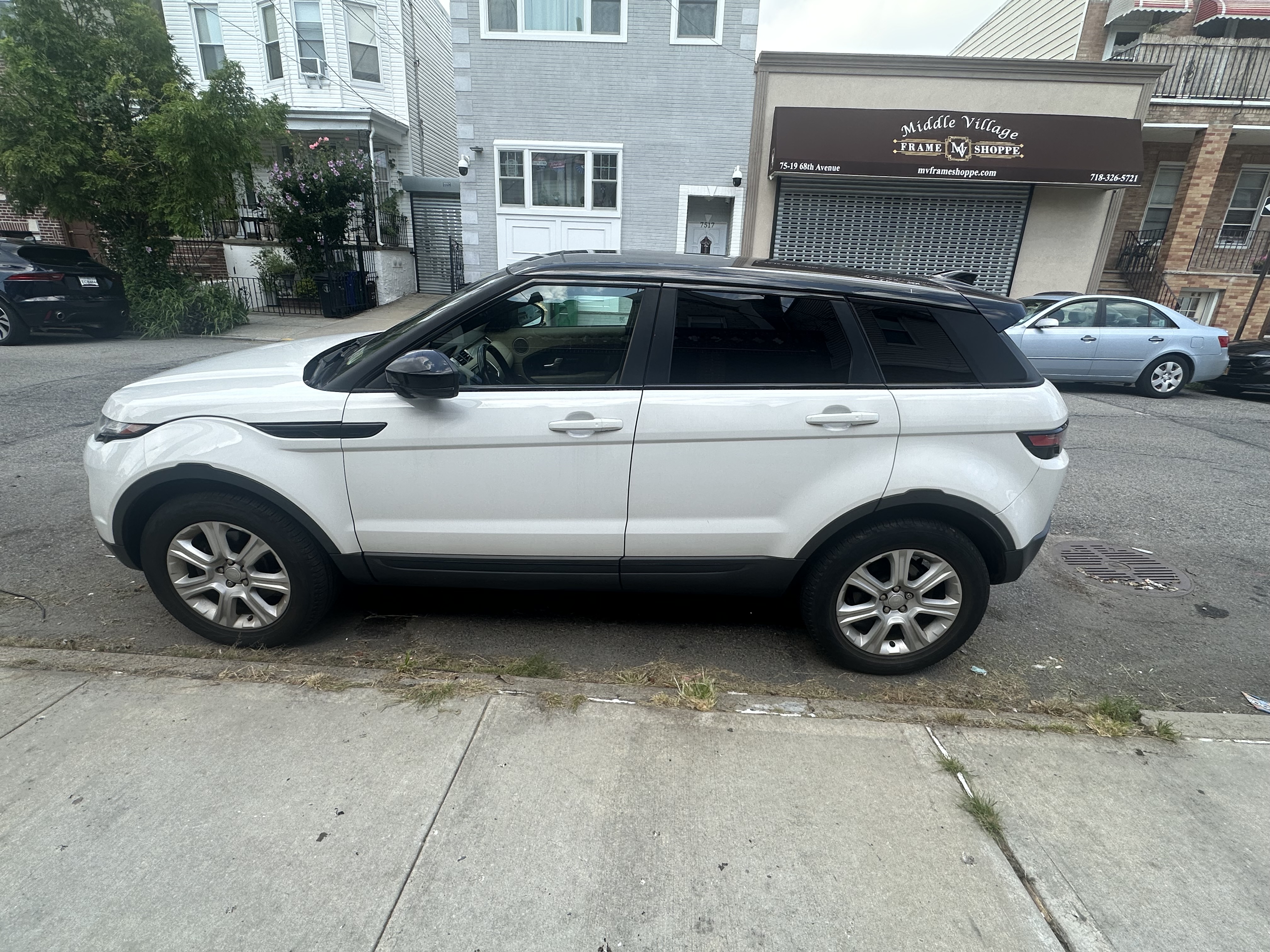 Used 2017 Land Rover Range Rover Evoque SE AWD/4WD image 2